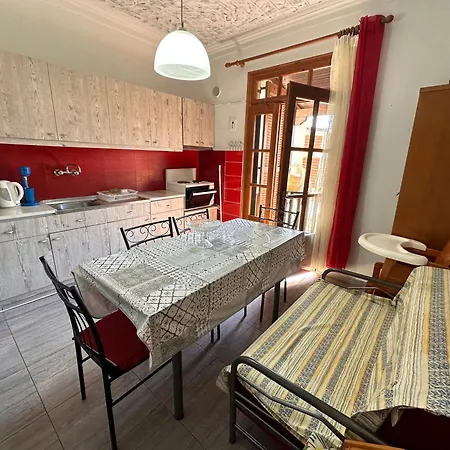Holiday home къща с четири спални двор с барбекю *