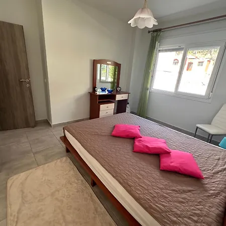 къща с четири спални двор с барбекю Holiday home *