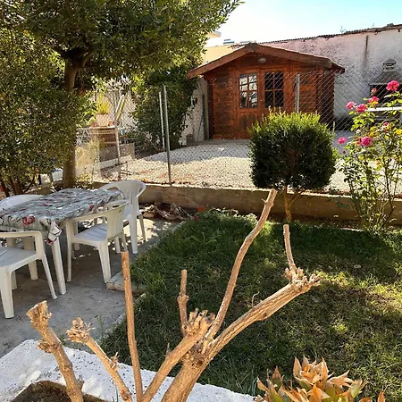 къща с четири спални двор с барбекю Holiday home *