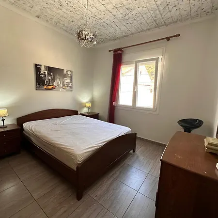 къща с четири спални двор с барбекю Holiday home *