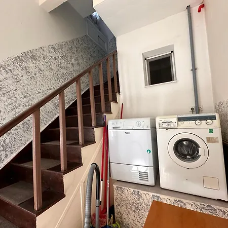 къща с четири спални двор с барбекю Holiday home