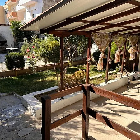 къща с четири спални двор с барбекю Holiday home *