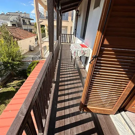 къща с четири спални двор с барбекю Holiday home Nea Peramos (Macedonia)