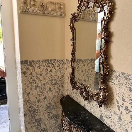 къща с четири спални двор с барбекю Holiday home Nea Peramos (Macedonia)