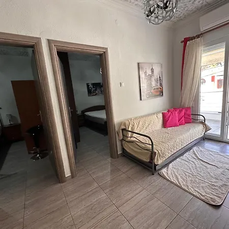 къща с четири спални двор с барбекю Holiday home *