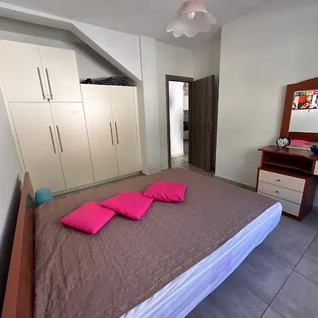 къща с четири спални двор с барбекю Holiday home *