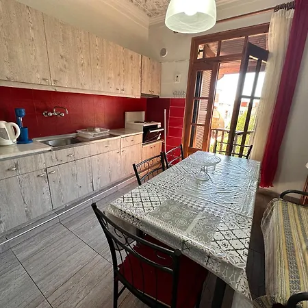 Holiday home къща с четири спални двор с барбекю